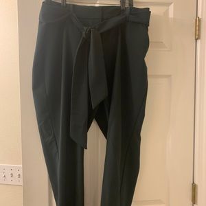 Lane Bryant belted capris